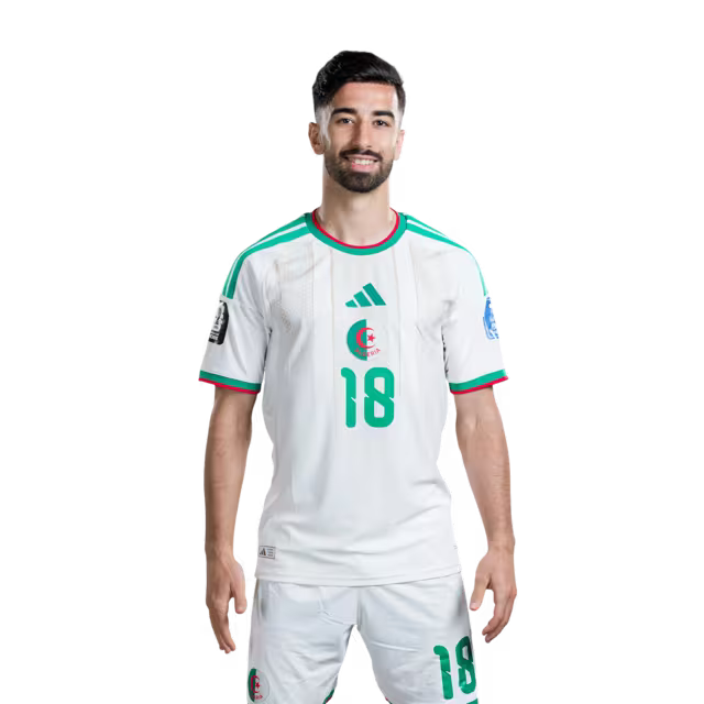 قميص المنتخب الجزائري لكرة القدم لكأس العالم 2026 (نسخة اللاعبين/نسخة المباريات) - المهاجمون: رقم 12 نذير بنبوعلي، رقم 18 محمد عمورة، رقم 20 عادل بولبينا، رقم 25 فارس غيدجميس