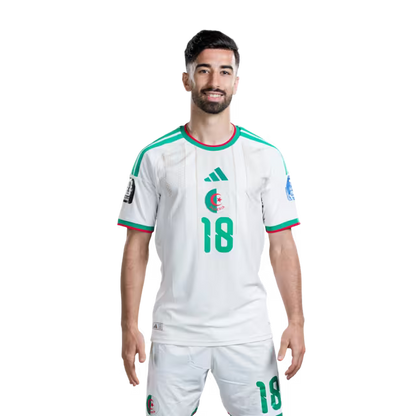 قميص المنتخب الجزائري لكرة القدم لكأس العالم 2026 (نسخة اللاعبين/نسخة المباريات) - المهاجمون: رقم 12 نذير بنبوعلي، رقم 18 محمد عمورة، رقم 20 عادل بولبينا، رقم 25 فارس غيدجميس
