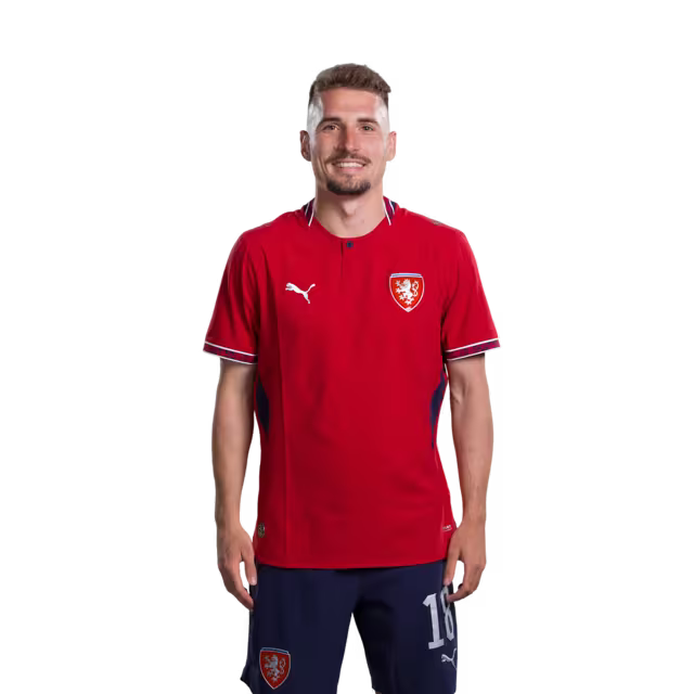 Dres české fotbalové reprezentace pro mistrovství světa 2026 (hráčská verze/zápasová verze) — záložníci: č.18 Michal SADILEK, č.22 Tomáš SOUČEK, č.24 Alexandr SOJKA, č.25 Hugo SOCHUREK