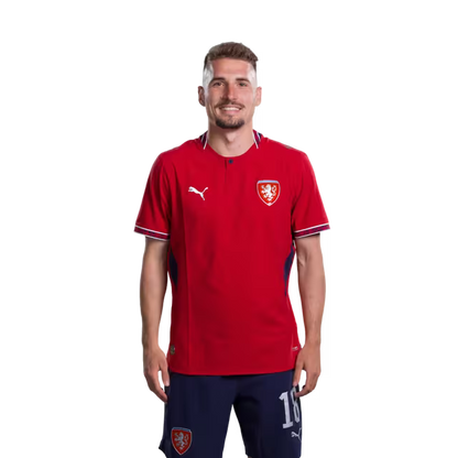 Dres české fotbalové reprezentace pro mistrovství světa 2026 (hráčská verze/zápasová verze) — záložníci: č.18 Michal SADILEK, č.22 Tomáš SOUČEK, č.24 Alexandr SOJKA, č.25 Hugo SOCHUREK