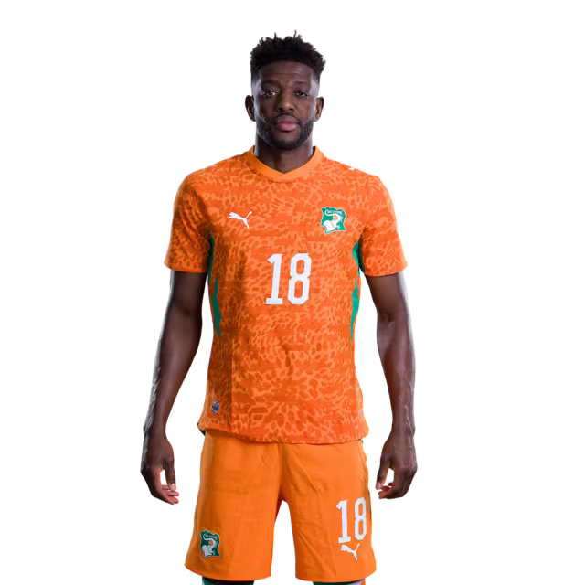 Maillot de l'équipe nationale de Côte d'Ivoire pour la Coupe du Monde 2026 (Version joueur/Version match) — Milieux de terrain : n° 18 Ibrahim Sangaré, n° 25 Parfait Guiagon, n° 26 Christ Inao Oulai