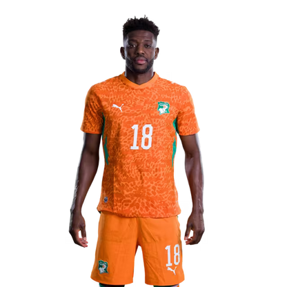 Maillot de l'équipe nationale de Côte d'Ivoire pour la Coupe du Monde 2026 (Version joueur/Version match) — Milieux de terrain : n° 18 Ibrahim Sangaré, n° 25 Parfait Guiagon, n° 26 Christ Inao Oulai