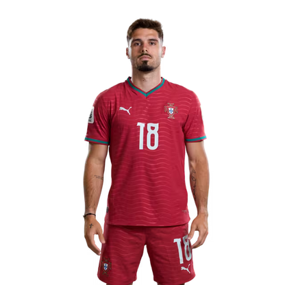 Camisola da Seleção Portuguesa de Futebol para o Mundial 2026 (versão do jogador/versão do jogo) - Avançados: N.º16 FRANCISCO TRINCAO, N.º17 RAFAEL LEAO, N.º18 PEDRO NETO