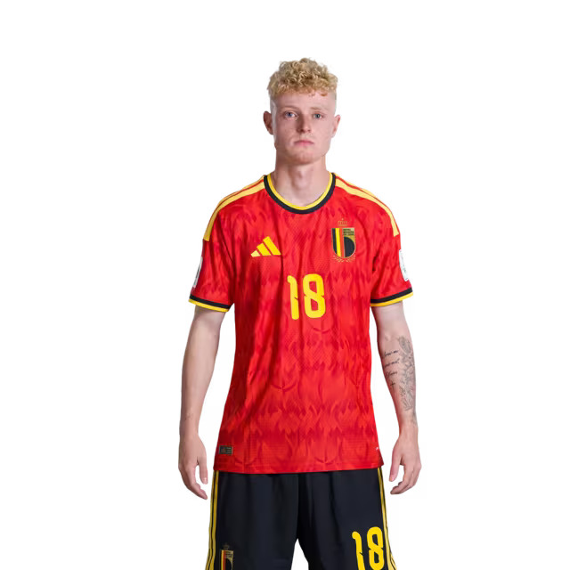 Belgisch nationaal voetbalelftal – WK-shirt 2026 (spelersversie/wedstrijdversie) — Verdedigers: nr. 18 Joaquin SEYS, nr. 21 Timothy CASTAGNE, nr. 25 Nathan NGOY