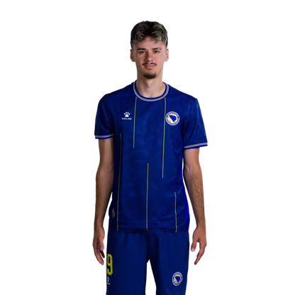 Dres Bosne i Hercegovine za Svjetsko prvenstvo 2026. - Igračko izdanje - Napadači Br. 19 Kerim ALAJBEGOVIĆ, Br. 20 Esmir BAJRAKTAREVIĆ, Br. 23 Haris TABAKOVIĆ, Br. 25 Jovo LUKIĆ
