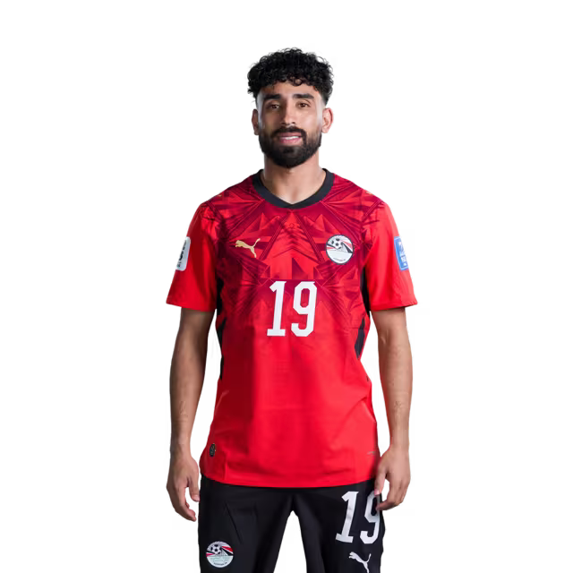 قميص المنتخب المصري لكرة القدم لكأس العالم 2026 (نسخة اللاعبين/نسخة المباريات) — لاعبو الوسط: رقم 17 مهند لاشين، رقم 18 نبيل دونجا، رقم 19 مروان عطية، رقم 21 محمود صابر.