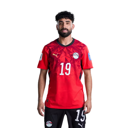 قميص المنتخب المصري لكرة القدم لكأس العالم 2026 (نسخة اللاعبين/نسخة المباريات) — لاعبو الوسط: رقم 17 مهند لاشين، رقم 18 نبيل دونجا، رقم 19 مروان عطية، رقم 21 محمود صابر.