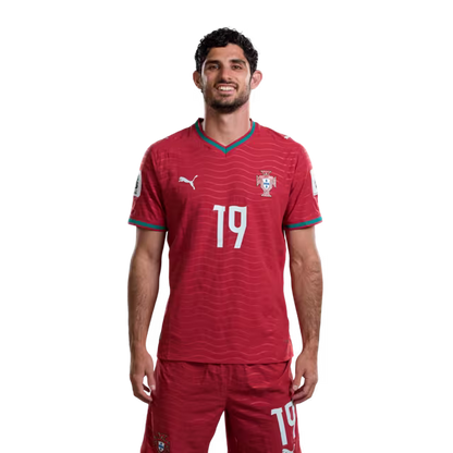 Camisola da Seleção Portuguesa de Futebol para o Mundial 2026 (versão de jogador/versão de jogo) — Avançados: Nº 19 GONCALO GUEDES, Nº 26 FRANCISCO CONCEICAO