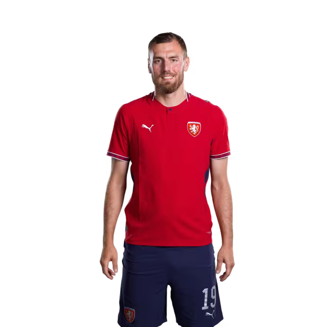 Dres české fotbalové reprezentace pro mistrovství světa 2026 (hráčská/zápasová verze) — Útočníci: č. 13 Mojmír CHYTIL, č. 15 Pavel ŠULC, č. 19 Tomáš CHORY, č. 26 Denis VIŠINSKÝ