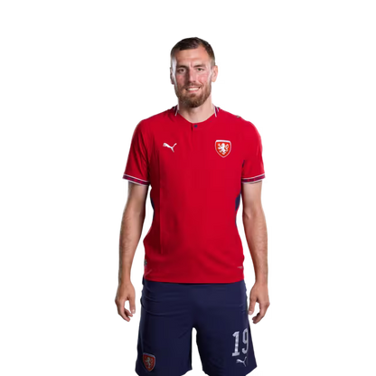Dres české fotbalové reprezentace pro mistrovství světa 2026 (hráčská/zápasová verze) — Útočníci: č. 13 Mojmír CHYTIL, č. 15 Pavel ŠULC, č. 19 Tomáš CHORY, č. 26 Denis VIŠINSKÝ