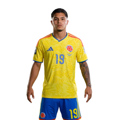 Camiseta de la Selección Nacional de Fútbol de Colombia para el Mundial 2026 (Versión jugador/Versión partido) — Delanteros: N.º 7 Luis Díaz, N.º 9 Jhon Córdoba, N.º 19 Cucho Hernández.