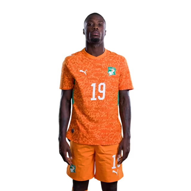 Maillot de l'équipe nationale de football de Côte d'Ivoire pour la Coupe du monde 2026 (version joueur/version match) — Attaquants : n°19 Nicolas PEPE, n°22 Evann GUESSAND, n°24 Bazoumana TOURE