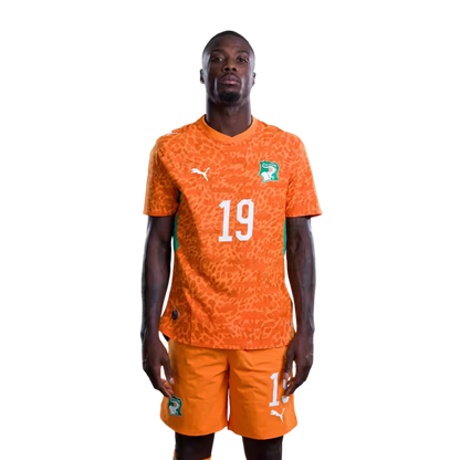 Maillot de l'équipe nationale de football de Côte d'Ivoire pour la Coupe du monde 2026 (version joueur/version match) — Attaquants : n°19 Nicolas PEPE, n°22 Evann GUESSAND, n°24 Bazoumana TOURE