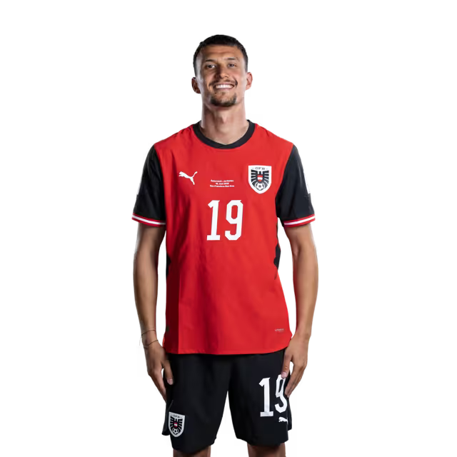 Österreichisches Nationalmannschaftstrikot für die WM 2026 (Spielerversion/Match-Version) – Mittelfeldspieler: Nr. 19 Dejan LJUBICIC, Nr. 20 Konrad LAIMER, Nr. 22 Alexander PRASS