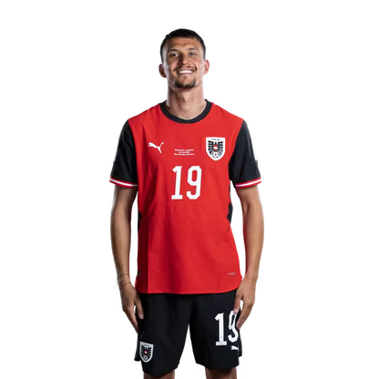 Österreichisches Nationalmannschaftstrikot für die WM 2026 (Spielerversion/Match-Version) – Mittelfeldspieler: Nr. 19 Dejan LJUBICIC, Nr. 20 Konrad LAIMER, Nr. 22 Alexander PRASS