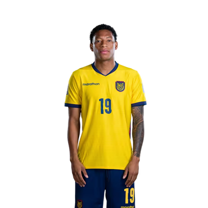 Camiseta de la Selección Nacional de Fútbol de Ecuador para el Mundial 2026 (Versión de jugador/Versión de partido) — Delanteros: N.° 16 Jordy CAICEDO, N.° 19 Gonzalo PLATA, N.° 20 Nilson ANGULO, N.° 24 Jeremy AREVALO