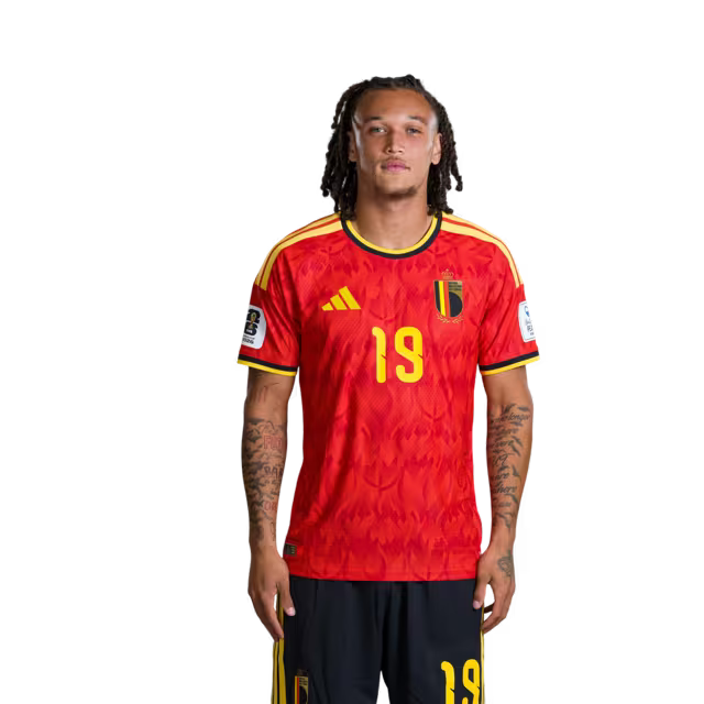 Belgisch nationaal voetbalelftal – WK-shirt 2026 (spelersversie/wedstrijdversie) — Middenvelders: nr. 19 Diego MOREIRA, nr. 20 Hans VANAKEN, nr. 22 Alexis SAELEMAEKERS
