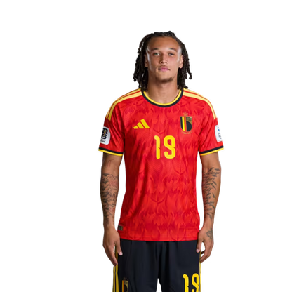 Belgisch nationaal voetbalelftal – WK-shirt 2026 (spelersversie/wedstrijdversie) — Middenvelders: nr. 19 Diego MOREIRA, nr. 20 Hans VANAKEN, nr. 22 Alexis SAELEMAEKERS