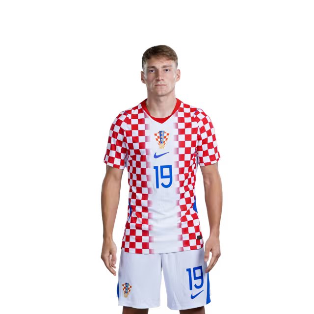 Dres hrvatske nogometne reprezentacije za Svjetsko prvenstvo 2026. (verzija za igrača/verzija za utakmicu) — Veznjaci: Br. 17 Petar SUCIĆ, Br. 19 Toni FRUK, Br. 21 Luka SUCIĆ
