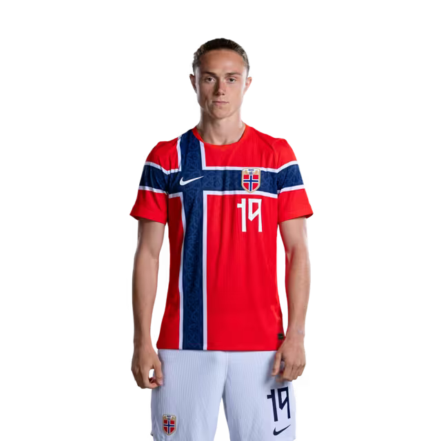 Norges fotballag 2026 VM-drakt (spillerversjon/kampversjon) — Midtbanespillere: nr.19 Thelo AASGAARD, nr.21 Andreas SCHJELDERUP, nr.22 Oscar BOBB, nr.23 Jens Petter HAUGE