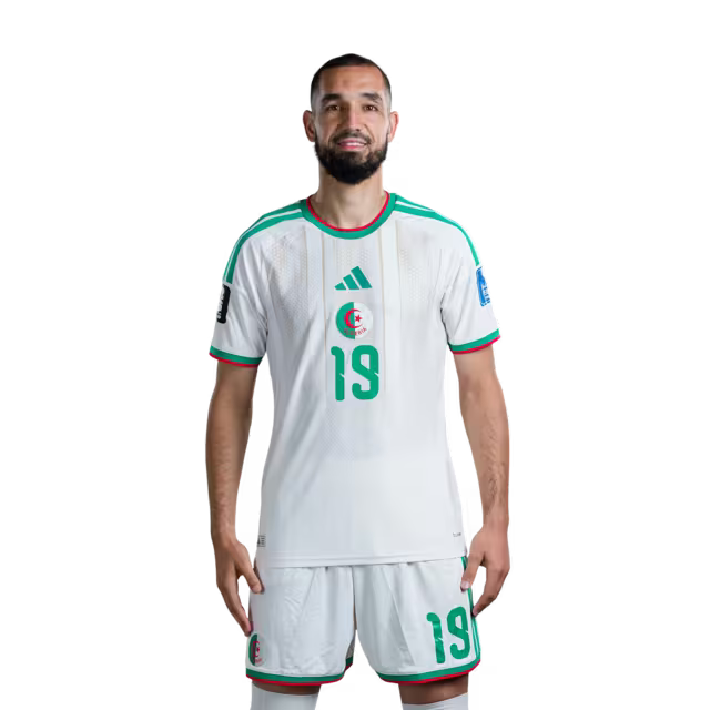 قميص المنتخب الجزائري لكرة القدم لكأس العالم 2026 (نسخة اللاعبين/نسخة المباريات) - لاعبو الوسط: رقم 14 هشام بوداوي، رقم 19 نبيل بن طالب، رقم 22 إبراهيم مازا، رقم 24 ياسين تيتراوي