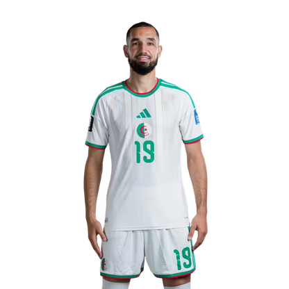 قميص المنتخب الجزائري لكرة القدم لكأس العالم 2026 (نسخة اللاعبين/نسخة المباريات) - لاعبو الوسط: رقم 14 هشام بوداوي، رقم 19 نبيل بن طالب، رقم 22 إبراهيم مازا، رقم 24 ياسين تيتراوي