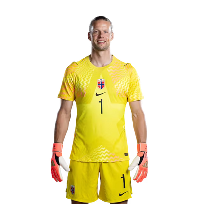 Norges landslag i fotball VM-drakt 2026 (spillerversjon/kampversjon) — Keepere: Nr. 1 Ørjan NYLAND, nr. 12 Sander TANGVIK, nr. 13 Egil SELVIK