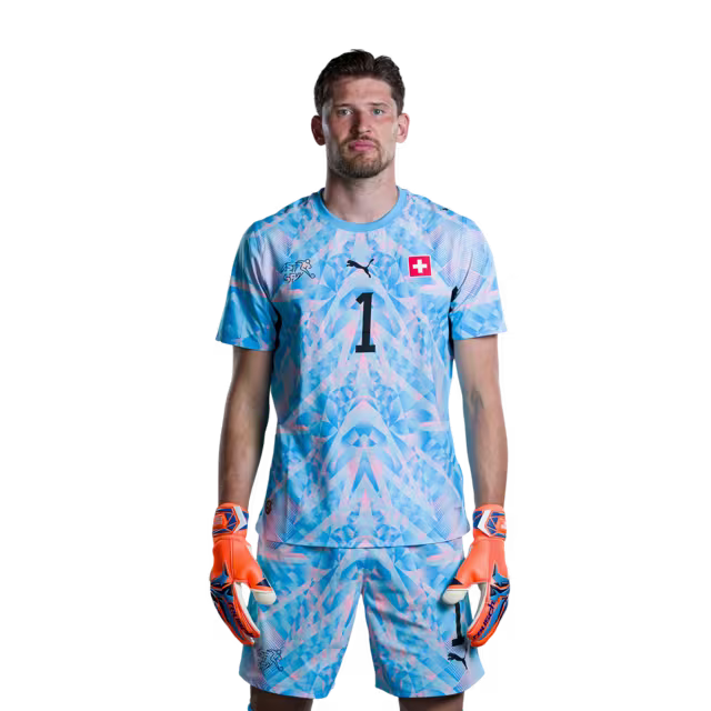 Schweizer Fußballnationalmannschaftstrikot 2026 (Spielerversion/Spielversion) — Torhüter: Nr. 1 Gregor Kobel, Nr. 12 Yvon Mvogo, Nr. 21 Marvin Keller