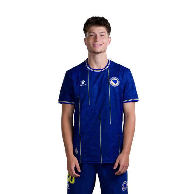 Dres Bosne i Hercegovine za Svjetsko prvenstvo 2026. - Igračko izdanje - Napadači Br. 19 Kerim ALAJBEGOVIĆ, Br. 20 Esmir BAJRAKTAREVIĆ, Br. 23 Haris TABAKOVIĆ, Br. 25 Jovo LUKIĆ