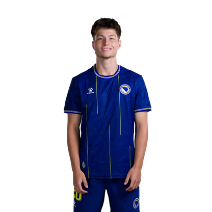 Dres Bosne i Hercegovine za Svjetsko prvenstvo 2026. - Igračko izdanje - Napadači Br. 19 Kerim ALAJBEGOVIĆ, Br. 20 Esmir BAJRAKTAREVIĆ, Br. 23 Haris TABAKOVIĆ, Br. 25 Jovo LUKIĆ