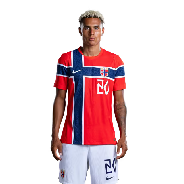 Norges landslag i fotball VM-drakt 2026 (spillerversjon/kampversjon) — Spisser: Nr. 20 Antonio NUSA, nr. 26 Julian RYERSON