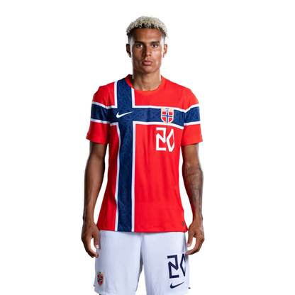 Norges landslag i fotball VM-drakt 2026 (spillerversjon/kampversjon) — Spisser: Nr. 20 Antonio NUSA, nr. 26 Julian RYERSON