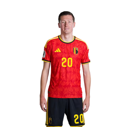 Belgisch nationaal voetbalelftal – WK-shirt 2026 (spelersversie/wedstrijdversie) — Middenvelders: nr. 19 Diego MOREIRA, nr. 20 Hans VANAKEN, nr. 22 Alexis SAELEMAEKERS