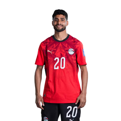 قميص المنتخب المصري لكرة القدم لكأس العالم 2026 (نسخة اللاعبين/نسخة المباريات) — المهاجمون: رقم 12 هيثم حسن، رقم 20 إبراهيم عادل، رقم 22 عمر مرموش، رقم 25 زيزو.