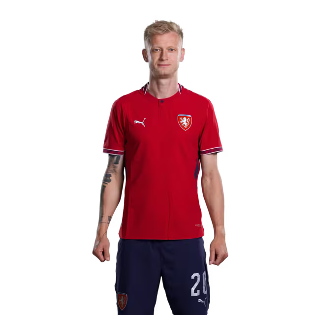 Dres české fotbalové reprezentace na mistrovství světa 2026 (hráčská/zápasová verze) — Obránci: č. 14 David JURÁŠEK, č. 20 Jaroslav ZELENÝ, č. 21 David DOUDERA