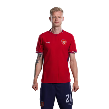 Dres české fotbalové reprezentace na mistrovství světa 2026 (hráčská/zápasová verze) — Obránci: č. 14 David JURÁŠEK, č. 20 Jaroslav ZELENÝ, č. 21 David DOUDERA