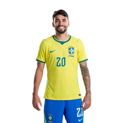 Camisa da Seleção Brasileira para a Copa do Mundo de 2026 (Versão Jogador/Versão de Jogo) — Meio-campistas: Nº 17 FABINHO, Nº 18 DANILO SANTOS, Nº 20 LUCAS PAQUETÁ