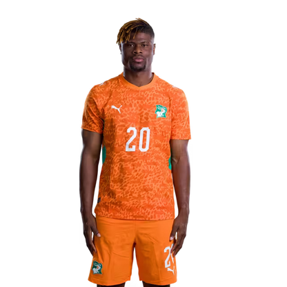 Maillot de l'équipe nationale de Côte d'Ivoire pour la Coupe du Monde 2026 (Version joueur/Version match) — Défenseurs : n° 20 Emmanuel AGBADOU, n° 21 Evan NDICKA