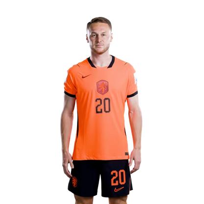 Nederlands voetbalelftal WK 2026-shirt (spelersversie/wedstrijdversie) — Middenvelders: nr. 14 Tijjani REIJNDERS, nr. 16 Guus TIL, nr. 20 Teun KOOPMEINERS