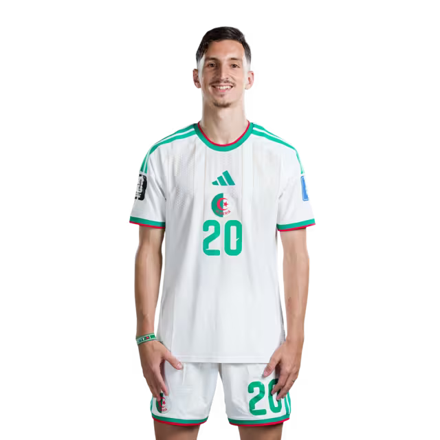 قميص المنتخب الجزائري لكرة القدم لكأس العالم 2026 (نسخة اللاعبين/نسخة المباريات) - المهاجمون: رقم 12 نذير بنبوعلي، رقم 18 محمد عمورة، رقم 20 عادل بولبينا، رقم 25 فارس غيدجميس