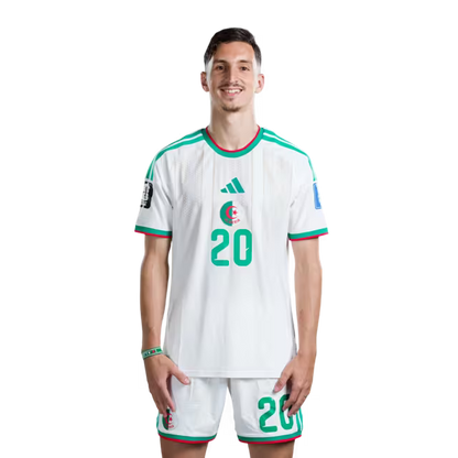قميص المنتخب الجزائري لكرة القدم لكأس العالم 2026 (نسخة اللاعبين/نسخة المباريات) - المهاجمون: رقم 12 نذير بنبوعلي، رقم 18 محمد عمورة، رقم 20 عادل بولبينا، رقم 25 فارس غيدجميس