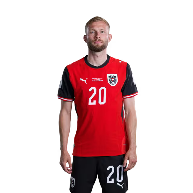Österreichisches Nationalmannschaftstrikot für die WM 2026 (Spielerversion/Match-Version) – Mittelfeldspieler: Nr. 19 Dejan LJUBICIC, Nr. 20 Konrad LAIMER, Nr. 22 Alexander PRASS