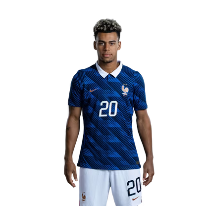 Maillot de l'équipe de France de football pour la Coupe du Monde 2026 (Version joueur/Version match) — Attaquants : n° 11 Michael Olise, n° 12 Bradley Barcola, n° 20 Désiré Doué, n° 22 Jean-Philippe Mateta