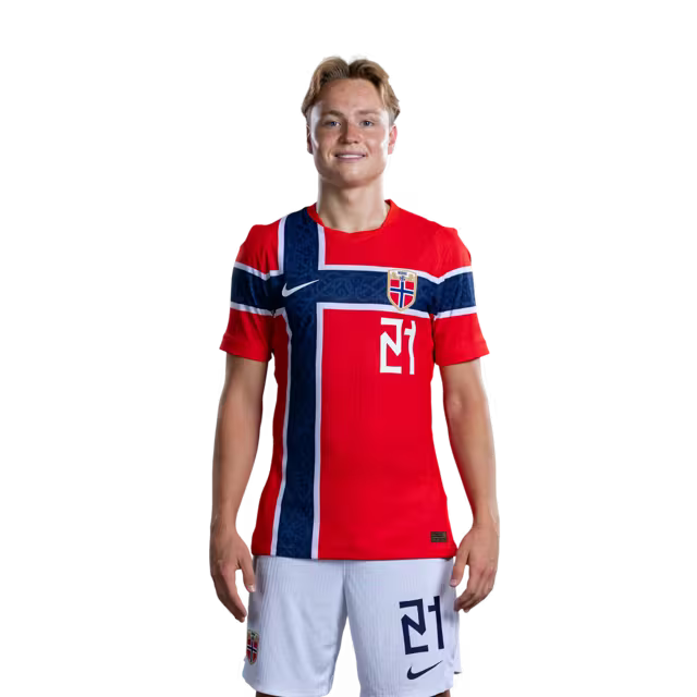 Norges fotballag 2026 VM-drakt (spillerversjon/kampversjon) — Midtbanespillere: nr.19 Thelo AASGAARD, nr.21 Andreas SCHJELDERUP, nr.22 Oscar BOBB, nr.23 Jens Petter HAUGE