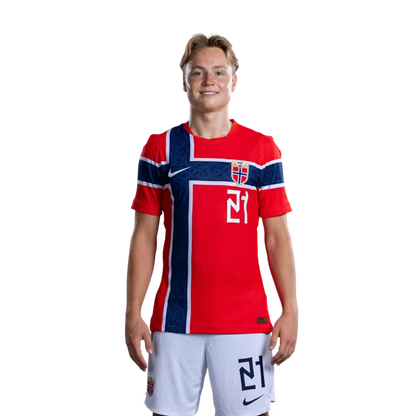 Norges fotballag 2026 VM-drakt (spillerversjon/kampversjon) — Midtbanespillere: nr.19 Thelo AASGAARD, nr.21 Andreas SCHJELDERUP, nr.22 Oscar BOBB, nr.23 Jens Petter HAUGE