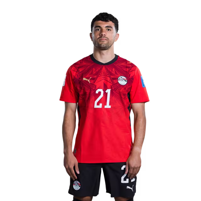 قميص المنتخب المصري لكرة القدم لكأس العالم 2026 (نسخة اللاعبين/نسخة المباريات) — لاعبو الوسط: رقم 17 مهند لاشين، رقم 18 نبيل دونجا، رقم 19 مروان عطية، رقم 21 محمود صابر.