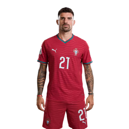 Camisola da Seleção Portuguesa de Futebol para o Mundial 2026 (versão do jogador/versão do jogo) — Médios: Nº 15 JOAO NEVES, Nº 21 RUBEN NEVES, Nº 23 VITINHA