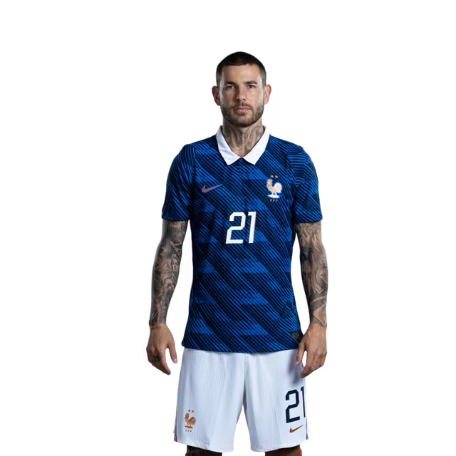 Maillot de l'équipe de France de football pour la Coupe du Monde 2026 (Version joueur/Version match) — Défenseurs : n° 19 Theo Hernandez, n° 21 Lucas Hernandez, n° 26 Maxence Lacroix