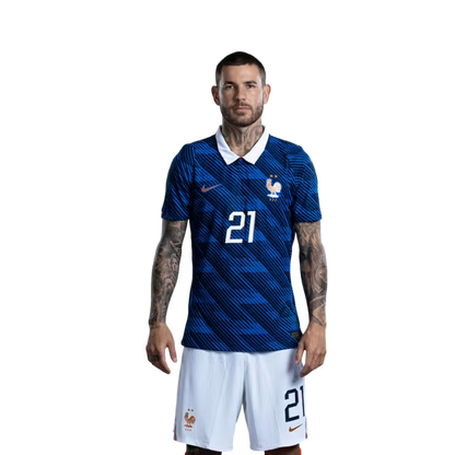 Maillot de l'équipe de France de football pour la Coupe du Monde 2026 (Version joueur/Version match) — Défenseurs : n° 19 Theo Hernandez, n° 21 Lucas Hernandez, n° 26 Maxence Lacroix