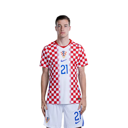Dres hrvatske nogometne reprezentacije za Svjetsko prvenstvo 2026. (verzija za igrača/verzija za utakmicu) — Veznjaci: Br. 17 Petar SUCIĆ, Br. 19 Toni FRUK, Br. 21 Luka SUCIĆ